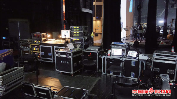 返送系统的构成及功能舞台灯光实现效果图